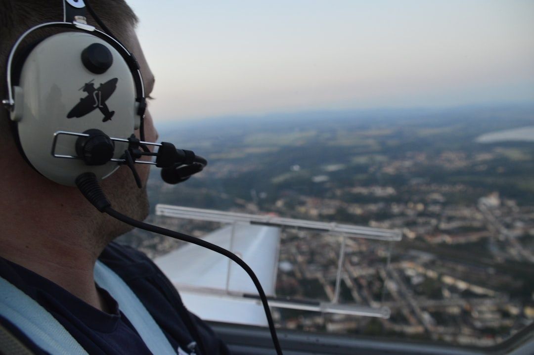 Pilote portant un casque radio au-dessus d
