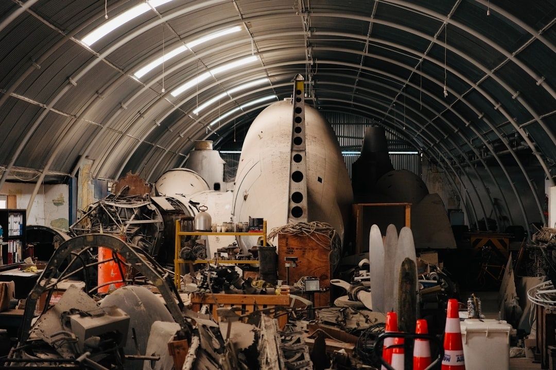 Hangar encombré de pièces et de structures d
