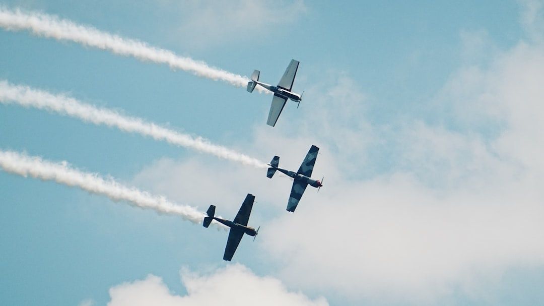 Trois avions en formation dans le ciel, laissant des traînées blanches