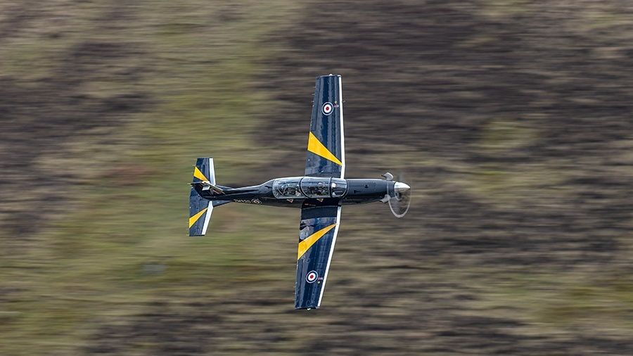 Avion à hélice photographié en vol, avec arrière-plan filé
